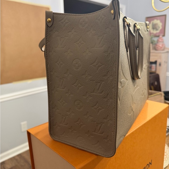 Louis Vuitton On-The-Go MM Embossed Tote Turtledove - Picture 4 of 8